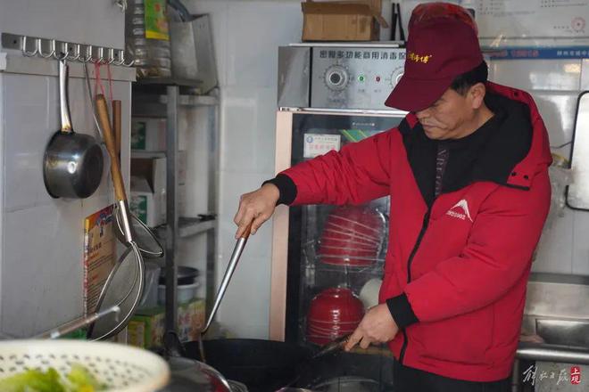 忍不住问：“怎么样不臭吧？”柳州螺狮粉不想以“臭”出圈(图8)