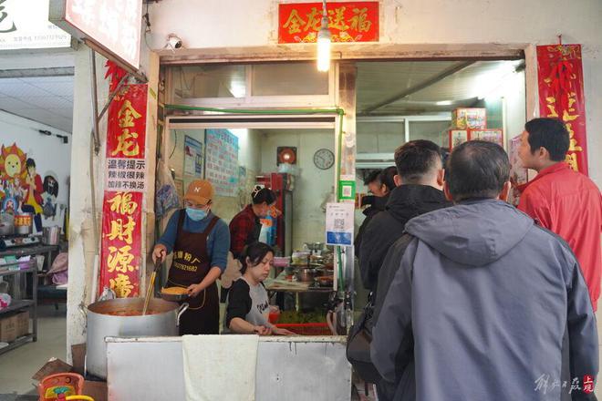 忍不住问：“怎么样不臭吧？”柳州螺狮粉不想以“臭”出圈(图2)